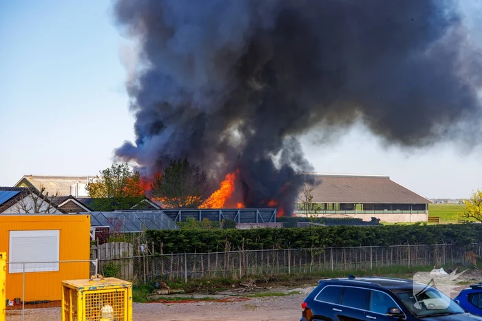 Brand in loods zorgt voor grote rookontwikkeling