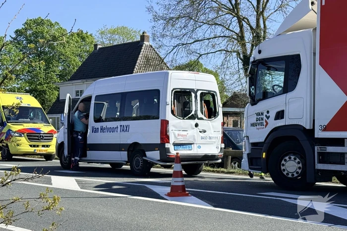 Gewonde nadat vrachtwagen achterop taxibus botst