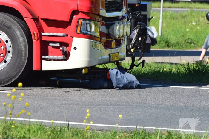 Fietser aangereden door vrachtauto