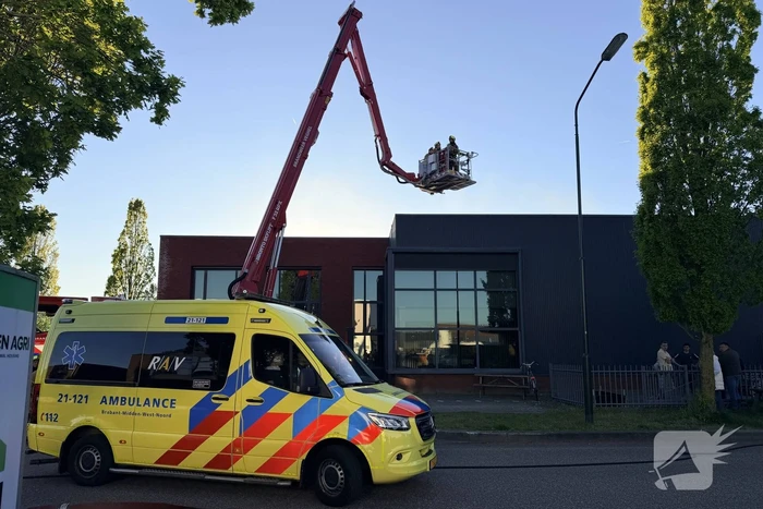 Brand op dak van bedrijf