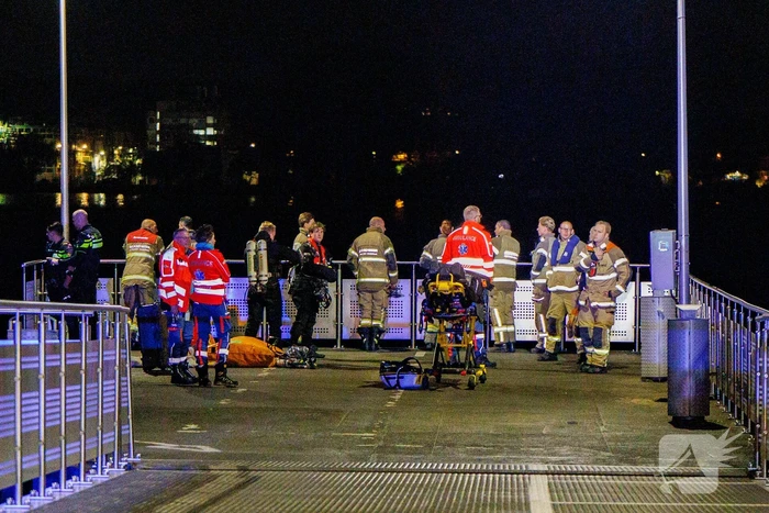 Zoektocht naar persoon te water in Amsterdam