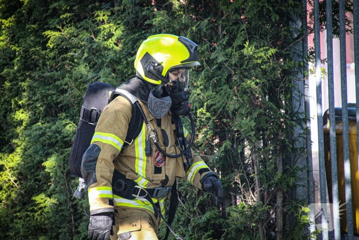 Brand in coniferenheg zorgt voor flinke rookontwikkeling