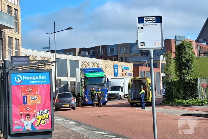 Traumahelikopter ingezet bij beknelling persoon onder vrachtwagen