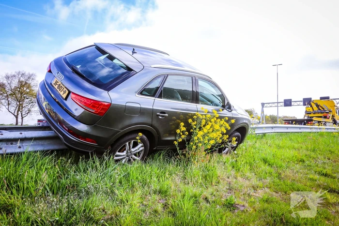 Automobilist raakt van de weg en komt tot stilstand op vangrail