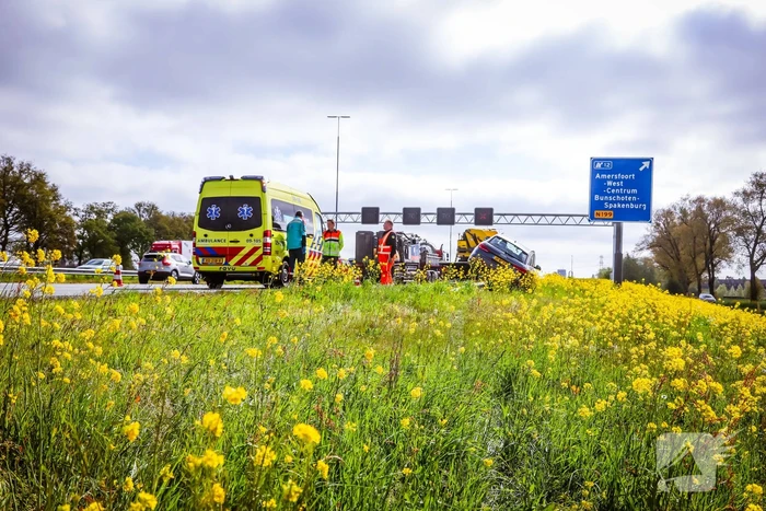 Automobilist raakt van de weg en komt tot stilstand op vangrail
