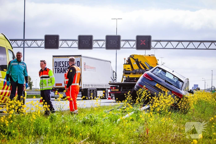 Automobilist raakt van de weg en komt tot stilstand op vangrail