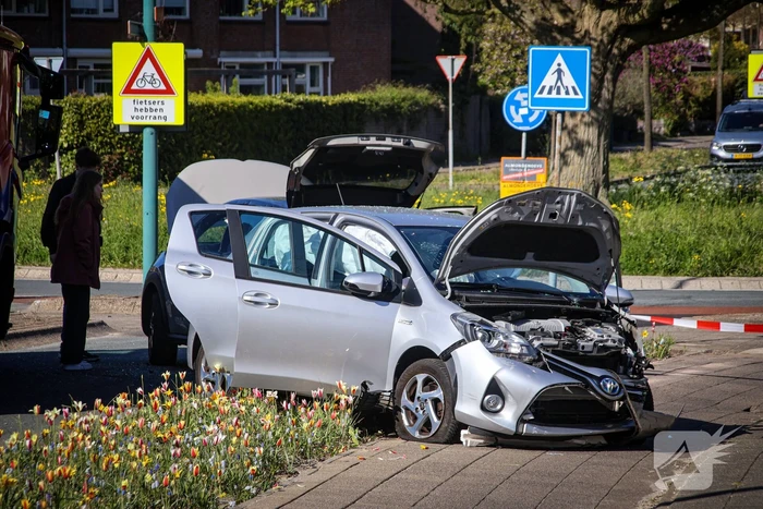 Bizar ongeval op rotonde leidt tot ziekenhuisopname