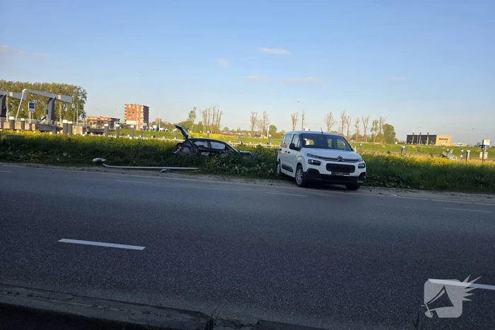 Auto botst op geparkeerde voertuigen
