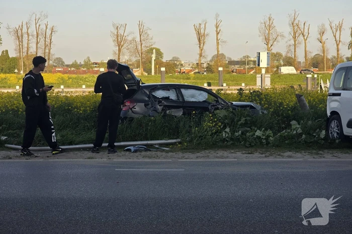 Auto botst op geparkeerde voertuigen