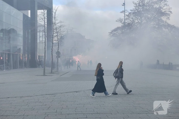 Supporters van sc Cambuur lopen corteo