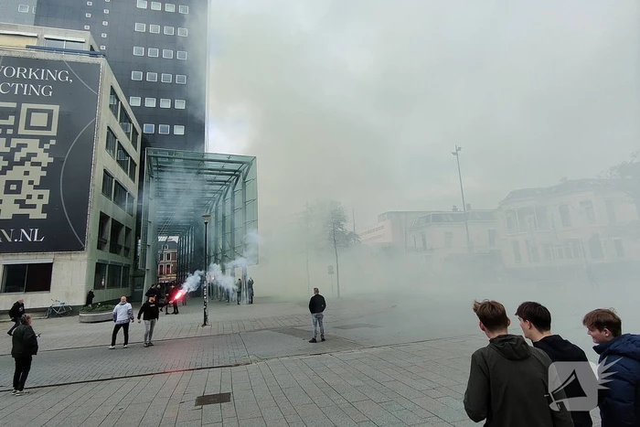 Supporters van sc Cambuur lopen corteo