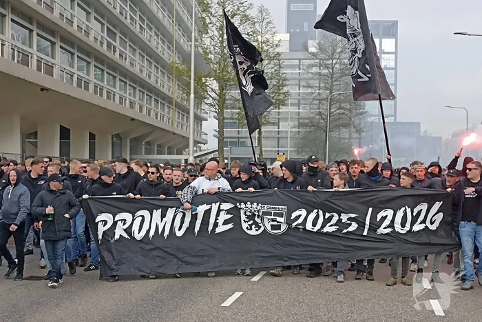 Supporters van sc Cambuur lopen corteo