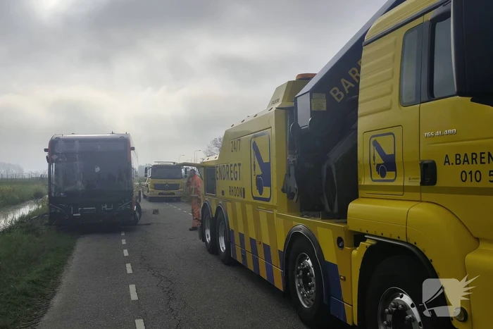 Lijnbus belandt in sloot na onwelwording