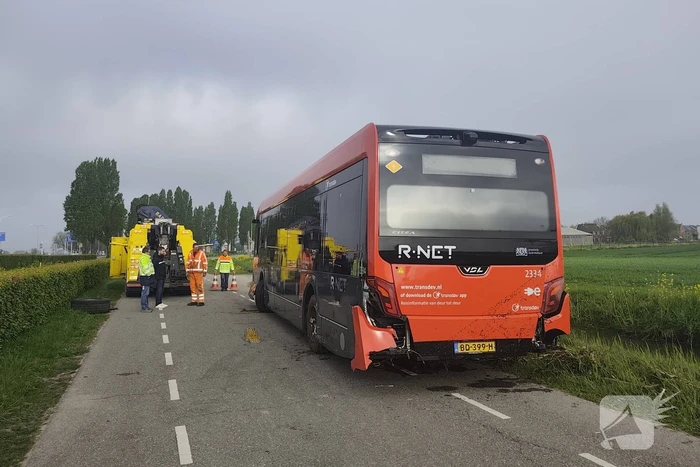 Lijnbus belandt in sloot na onwelwording