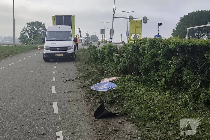 Lijnbus belandt in sloot na onwelwording