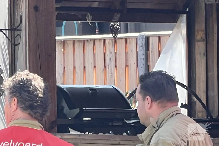 Brand door barbecue onder overkapping