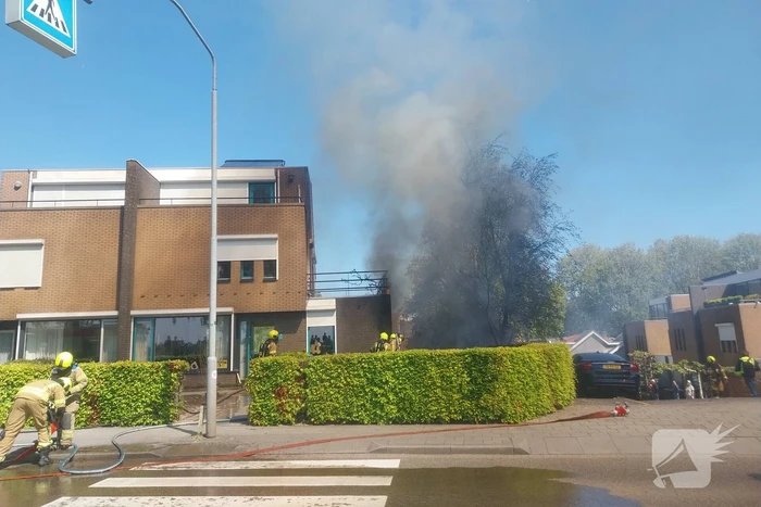 Brandweer druk met grote brand in woning