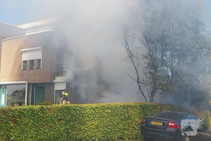 Brandweer druk met grote brand in woning