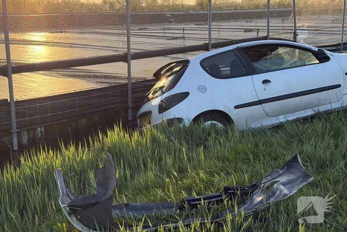 Automobilist gaat te hard over hobbel en belandt in het water