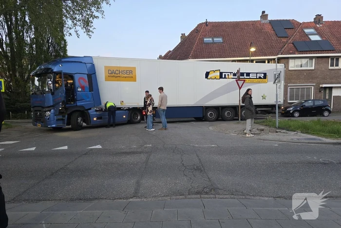 Geparkeerde auto geraakt door vrachtwagentrailer
