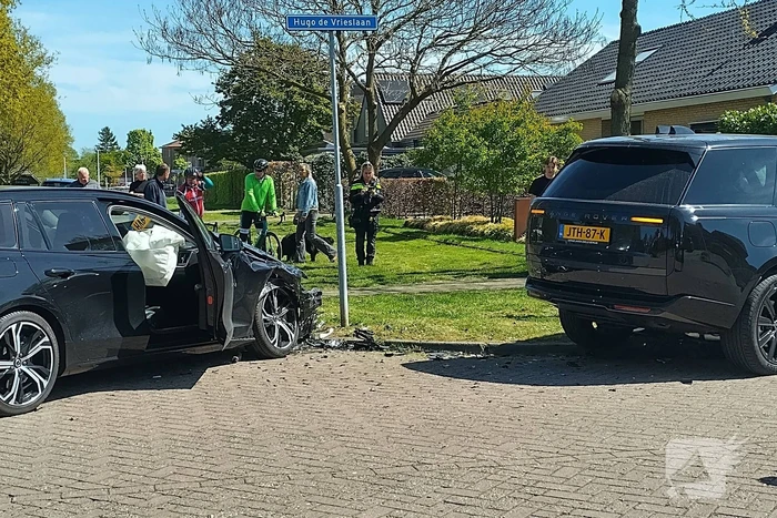 Inzittenden nagekeken na botsing op kruising
