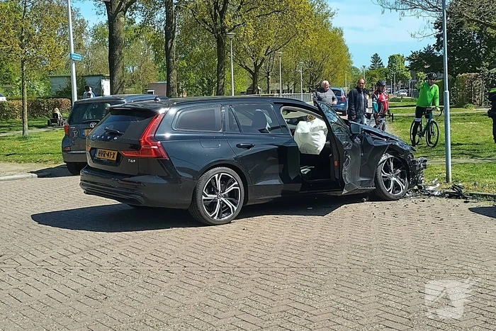Inzittenden nagekeken na botsing op kruising