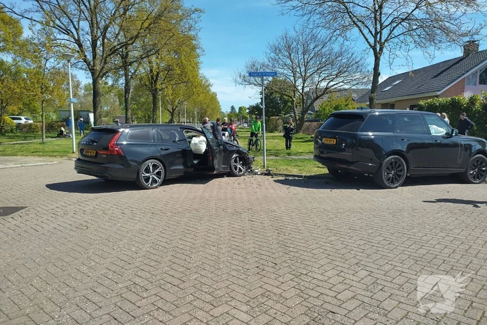 Inzittenden nagekeken na botsing op kruising