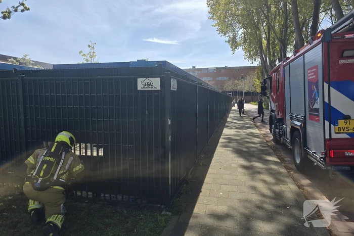 Brandweer blust brand op schoolterrein