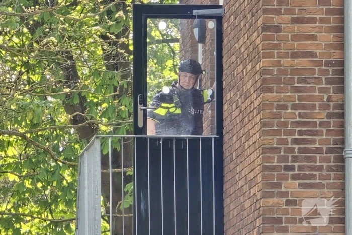 Politie en arrestatieteam halen persoon met verward gedrag uit woning