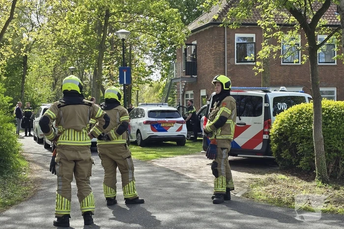 Politie en arrestatieteam halen persoon met verward gedrag uit woning