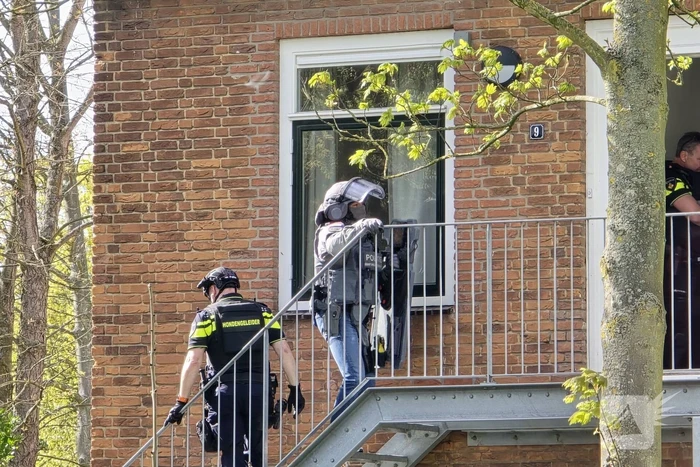 Politie en arrestatieteam halen persoon met verward gedrag uit woning