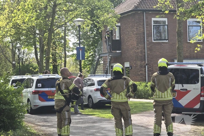 Politie en arrestatieteam halen persoon met verward gedrag uit woning