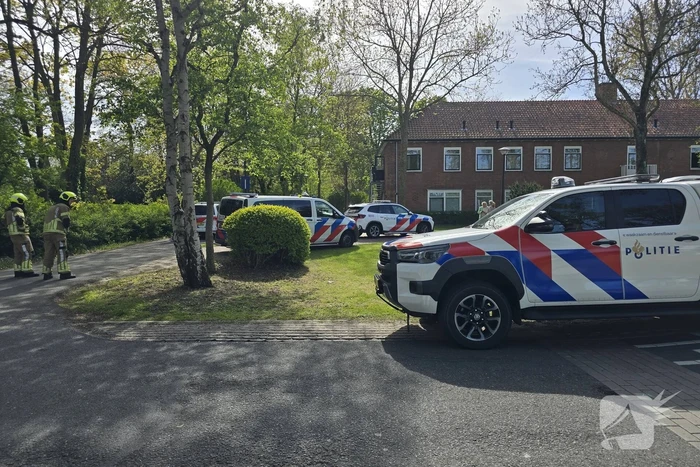 Politie en arrestatieteam halen persoon met verward gedrag uit woning