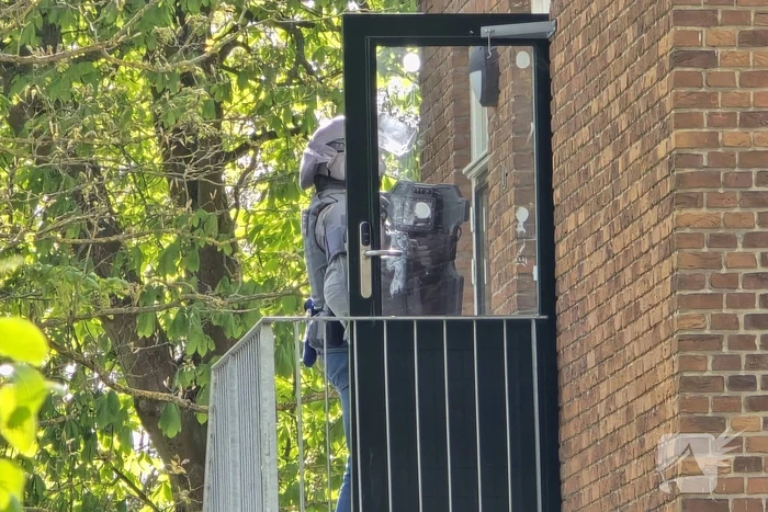 Politie en arrestatieteam halen persoon met verward gedrag uit woning