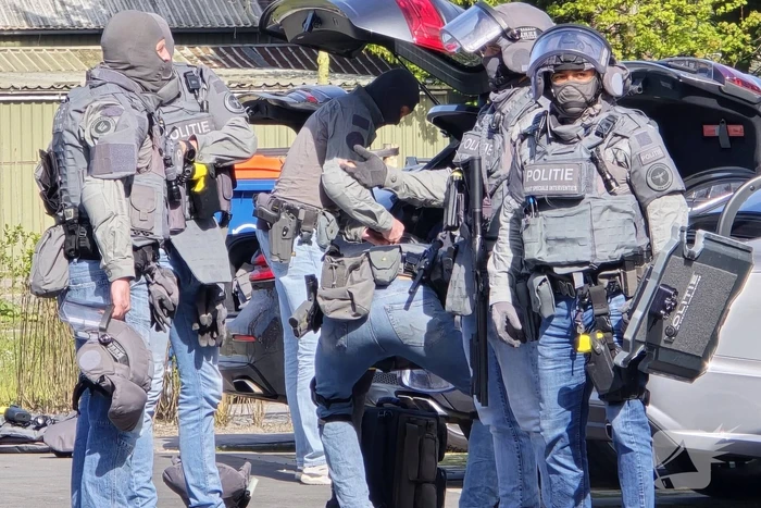 Politie en arrestatieteam halen persoon met verward gedrag uit woning