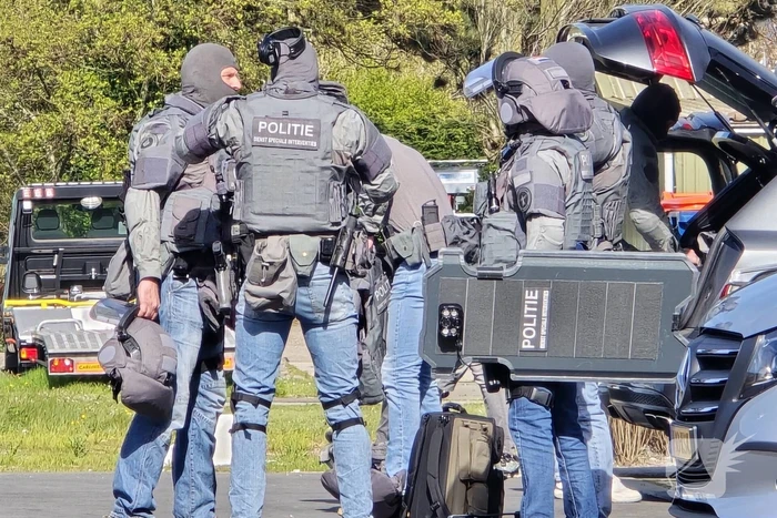 Politie en arrestatieteam halen persoon met verward gedrag uit woning