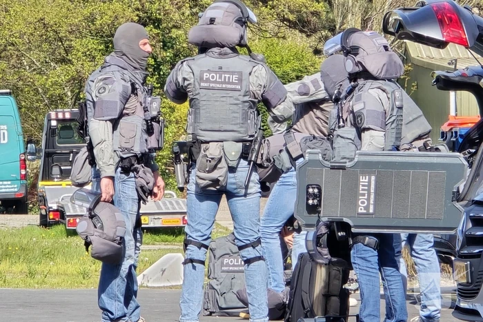 Politie en arrestatieteam halen persoon met verward gedrag uit woning
