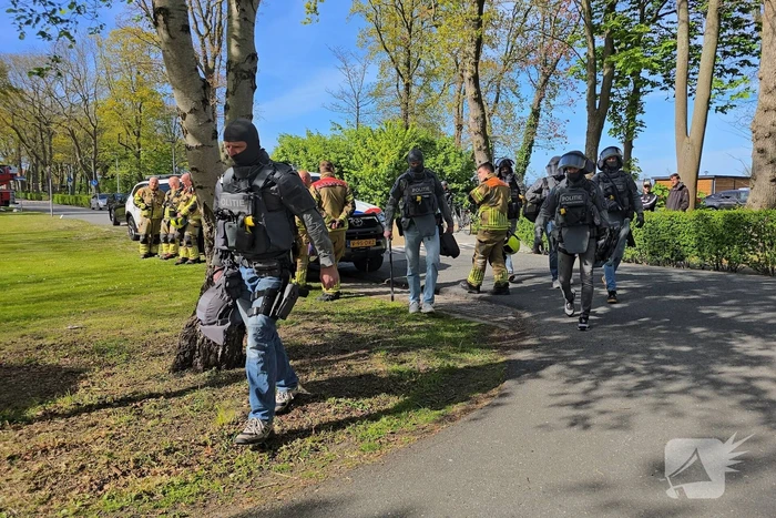 Politie en arrestatieteam halen persoon met verward gedrag uit woning
