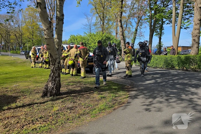 Politie en arrestatieteam halen persoon met verward gedrag uit woning