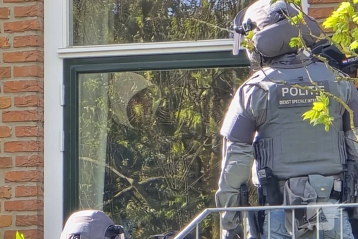 Politie en arrestatieteam halen persoon met verward gedrag uit woning