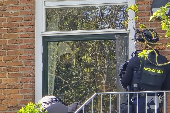 Politie en arrestatieteam halen persoon met verward gedrag uit woning