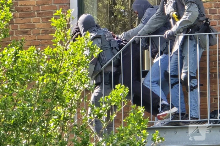 Politie en arrestatieteam halen persoon met verward gedrag uit woning