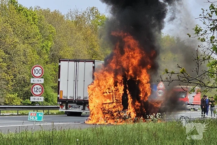 Caravan vat vlam op snelweg
