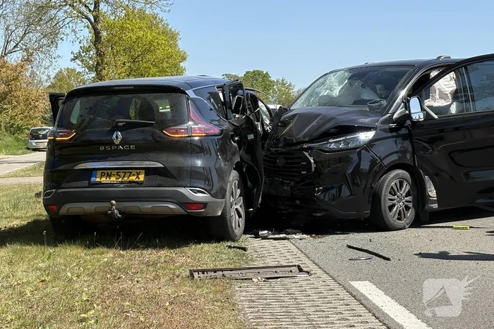 Botsing tussen auto en bus zonder gewonden