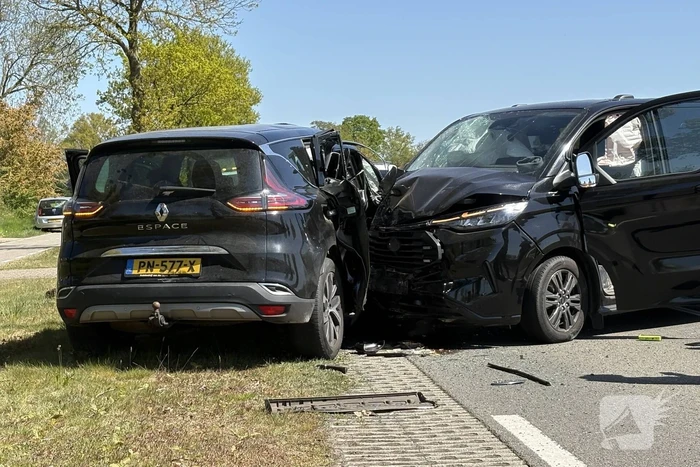 Botsing tussen auto en bus zonder gewonden