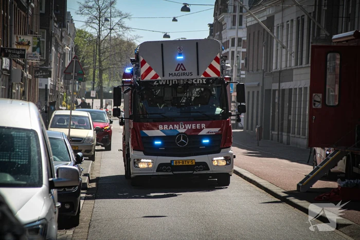 Grote brand met explosies in woning
