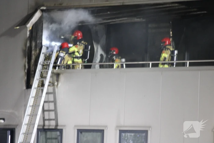 Brandweer bestrijdt ernstige brand