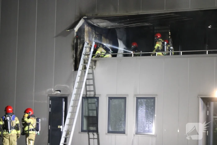 Brandweer bestrijdt ernstige brand