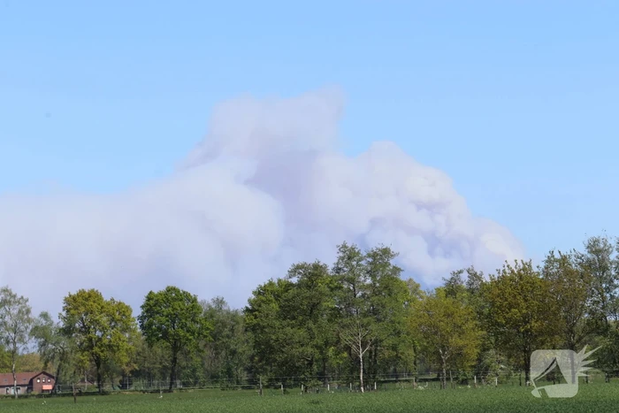 Rook in wijde omtrek zichtbaar bij grote natuurbrand op artillerieterrein