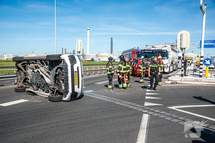 Bestelbus kantelt na botsing met personenauto
